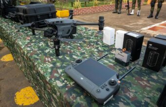 Alcaldía de Cali entrega dron táctico y 252 chalecos al Ejército para reforzar seguridad electoral