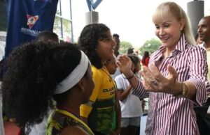 Más de 2.000 estudiantes estrenan cancha múltiple renovada en Rozo