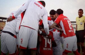 El ‘León’ rugió en casa: Santa Fe venció al Medellín y sigue con vida
