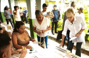 Gobernadora del Valle votó en Guacarí y reportó normalidad en la jornada electoral