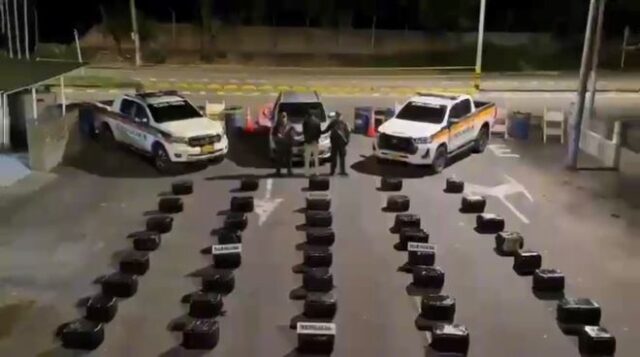 dos_policias_al_lado_de_un_hombre_capturado._14