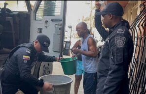 Policía lleva agua y esperanza a comunidades vulnerables de Buenaventura