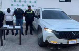 Capturan a dos hombres tras persecución en vehículo robado en Cali