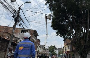 EMCALI intervino el barrio El Vergel con limpieza del canal y retiro de cableado en desuso
