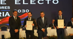 CNE entrega credenciales a Abelardo de la Espriella y José Manuel Restrepo para iniciar su mandato