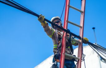 EMCALI supera los 57 kilómetros de cable retirado con la operación “Cali Sin Enredos”