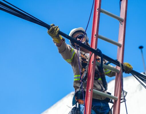 EMCALI supera los 57 kilómetros de cable retirado con la operación “Cali Sin Enredos”