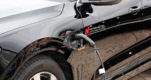 Gobierno impulsa nueva estrategia para fortalecer la industria de vehículos eléctricos en Colombia
