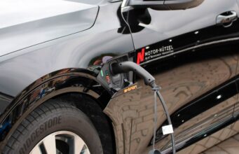 Gobierno impulsa nueva estrategia para fortalecer la industria de vehículos eléctricos en Colombia