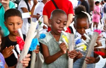 El oriente de Cali celebró el Día del Ahijado con la tradición del Festival de Macetas