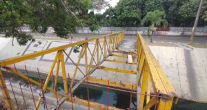 Deterioro de puentes peatonales genera preocupación por la seguridad en Cali
