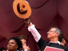 Petro anuncia que espada de Bolívar, sombrero de Pizarro y sotana de Camilo Torres tendrán nuevos custodios
