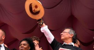 Petro anuncia que espada de Bolívar, sombrero de Pizarro y sotana de Camilo Torres tendrán nuevos custodios