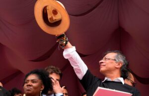 Petro anuncia que espada de Bolívar, sombrero de Pizarro y sotana de Camilo Torres tendrán nuevos custodios