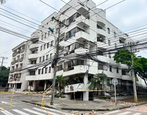Bomberos Cali y Cruz Roja retiran 13 cilindros de gas de edificio en riesgo en Los Cámbulos