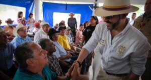 Presidente De La Espriella dona su primer salario a dos hogares geriátricos del Quindío
