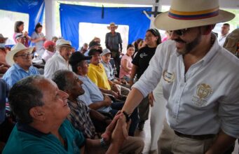 Presidente De La Espriella dona su primer salario a dos hogares geriátricos del Quindío