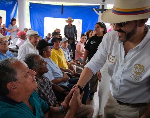 Presidente De La Espriella dona su primer salario a dos hogares geriátricos del Quindío