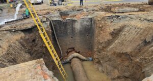 EMCALI repara tubería afectada por el sismo en la Carrera 8 y el paso vehicular se restablecerá el 18 de septiembre