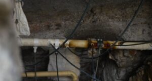 Operativo de EMCALI deja 19 conexiones ilegales de agua desinstaladas en la comuna 18