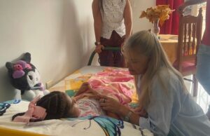 Gestora Social del Valle lleva ayudas a niña sobreviviente del terremoto