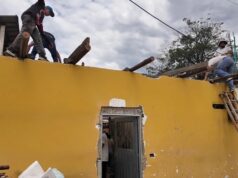 Entre escombros y esperanza, Miguel Ángel reconstruye su hogar tras el terremoto en Roldanillo