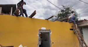 Entre escombros y esperanza, Miguel Ángel reconstruye su hogar tras el terremoto en Roldanillo