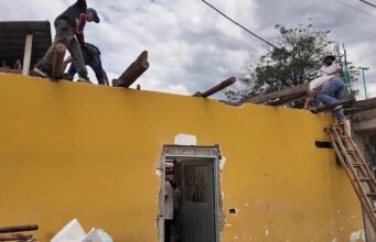 Entre escombros y esperanza, Miguel Ángel reconstruye su hogar tras el terremoto en Roldanillo