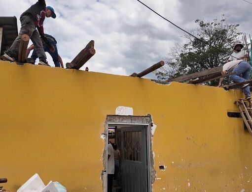 Entre escombros y esperanza, Miguel Ángel reconstruye su hogar tras el terremoto en Roldanillo